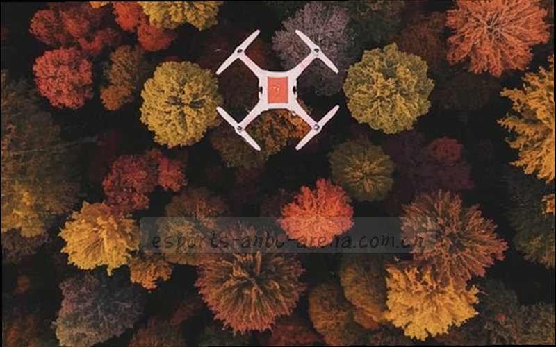 赛场大屏上的比赛回放画面，蓝紫色调，时间轴位于画面下方